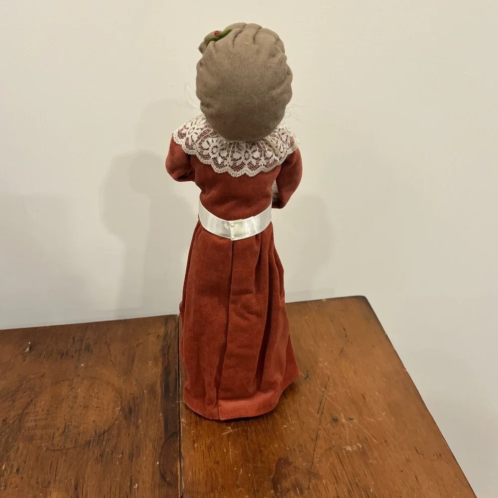1993 BYERS CHOICE CHRISTMAS CAROLER Woman Long Blond Hair Pink Velvet Dress